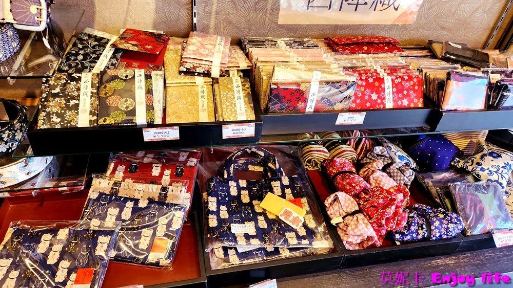 【京都景點】*伏見稻荷大社*,必拍著名的千本鳥居,必買超靈驗又漂亮的心願達成御守!!!內有求考運的東丸神社,旁邊商店街還有2023年11月新開幕吉伊卡哇MOGUMOGU本舖!!! 34 【京都景點】*伏見稻荷大社*,必拍著名的千本鳥居,必買超靈驗又漂亮的心願達成御守!!!內有求考運的東丸神社,旁邊商店街還有2023年11月新開幕吉伊卡哇MOGUMOGU本舖!!!