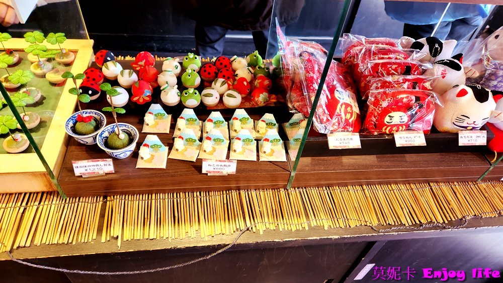 【京都景點】*伏見稻荷大社*,必拍著名的千本鳥居,必買超靈驗又漂亮的心願達成御守!!!內有求考運的東丸神社,旁邊商店街還有2023年11月新開幕吉伊卡哇MOGUMOGU本舖!!! 35 【京都景點】*伏見稻荷大社*,必拍著名的千本鳥居,必買超靈驗又漂亮的心願達成御守!!!內有求考運的東丸神社,旁邊商店街還有2023年11月新開幕吉伊卡哇MOGUMOGU本舖!!!