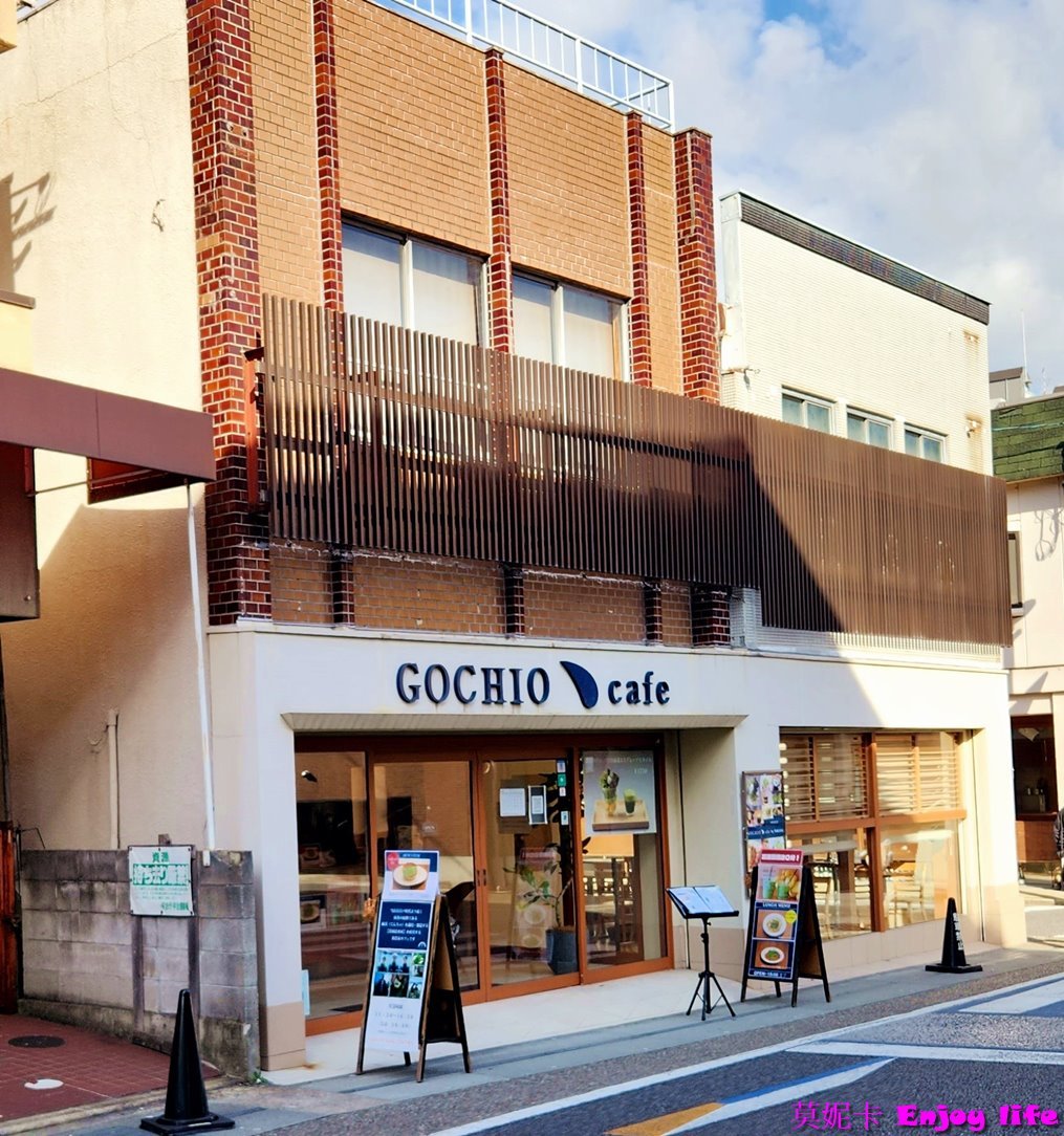 【京都宇治景點美食半日遊】宇治行程攻略，宇治橋通商店街、平等院表參道逛街吃美食!!必吃中村藤吉抹茶甜點，伊藤右衛門買伴手禮，再到星巴克平等院表參道店喝咖啡，最後參觀世界遺產平等院!!!