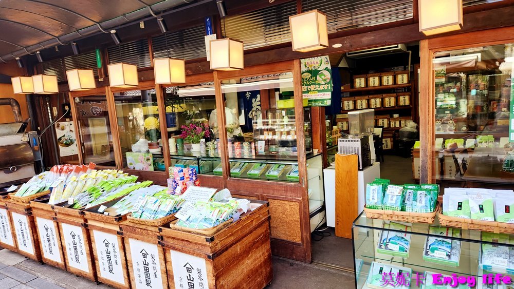 【京都宇治景點美食半日遊】宇治行程攻略，宇治橋通商店街、平等院表參道逛街吃美食!!必吃中村藤吉抹茶甜點，伊藤右衛門買伴手禮，再到星巴克平等院表參道店喝咖啡，最後參觀世界遺產平等院!!!