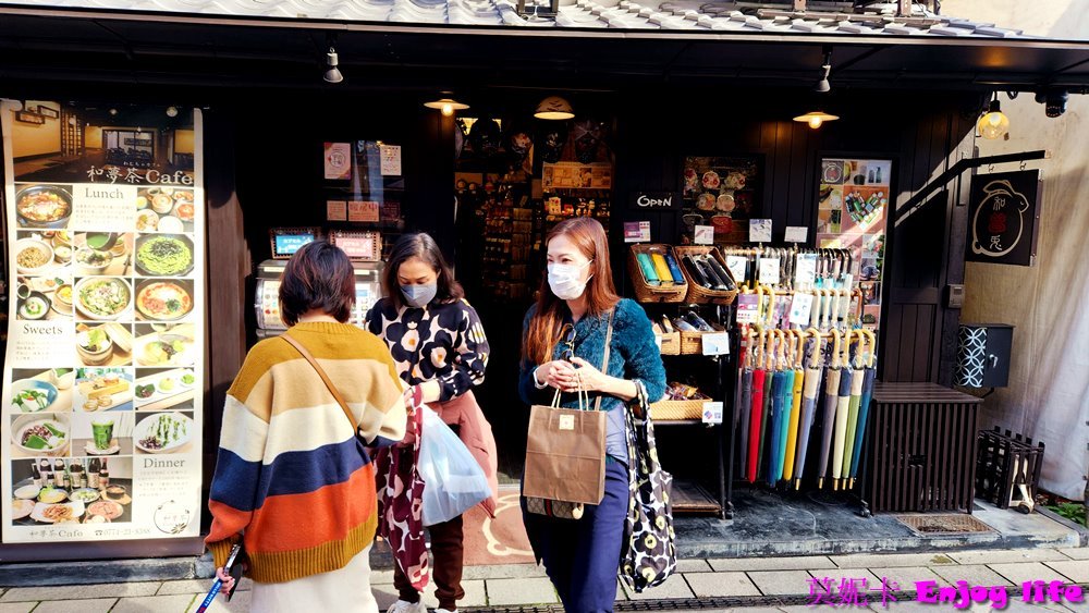 【京都宇治景點美食半日遊】宇治行程攻略，宇治橋通商店街、平等院表參道逛街吃美食!!必吃中村藤吉抹茶甜點，伊藤右衛門買伴手禮，再到星巴克平等院表參道店喝咖啡，最後參觀世界遺產平等院!!!