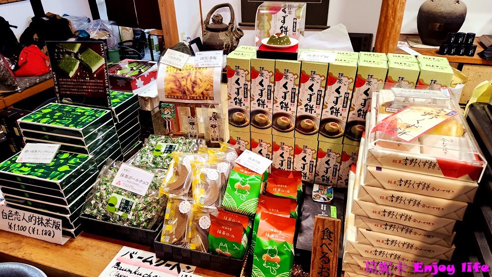 【京都宇治景點美食半日遊】宇治行程攻略，宇治橋通商店街、平等院表參道逛街吃美食!!必吃中村藤吉抹茶甜點，伊藤右衛門買伴手禮，再到星巴克平等院表參道店喝咖啡，最後參觀世界遺產平等院!!!