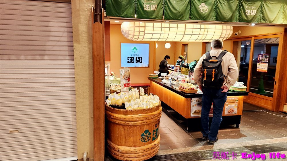【京都景點】*京都錦市場商店街*，京都的廚房，販賣各種海鮮生鮮，醃製菜!!!有各種海鮮丼，烤鰻魚，田中雞卵，及串炸天婦羅美食!!!京都史努比茶屋就在錦市場內，大間又好逛，史努比控必來!!!再到錦天滿宮參拜學問之神!!