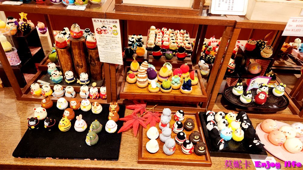 【京都景點】*京都錦市場商店街*，京都的廚房，販賣各種海鮮生鮮，醃製菜!!!有各種海鮮丼，烤鰻魚，田中雞卵，及串炸天婦羅美食!!!京都史努比茶屋就在錦市場內，大間又好逛，史努比控必來!!!再到錦天滿宮參拜學問之神!!