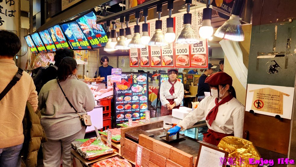 【京都景點】*京都錦市場商店街*，京都的廚房，販賣各種海鮮生鮮，醃製菜!!!有各種海鮮丼，烤鰻魚，田中雞卵，及串炸天婦羅美食!!!京都史努比茶屋就在錦市場內，大間又好逛，史努比控必來!!!再到錦天滿宮參拜學問之神!!
