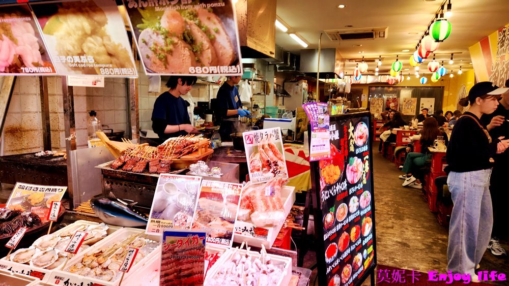 【京都景點】*京都錦市場商店街*，京都的廚房，販賣各種海鮮生鮮，醃製菜!!!有各種海鮮丼，烤鰻魚，田中雞卵，及串炸天婦羅美食!!!京都史努比茶屋就在錦市場內，大間又好逛，史努比控必來!!!再到錦天滿宮參拜學問之神!!