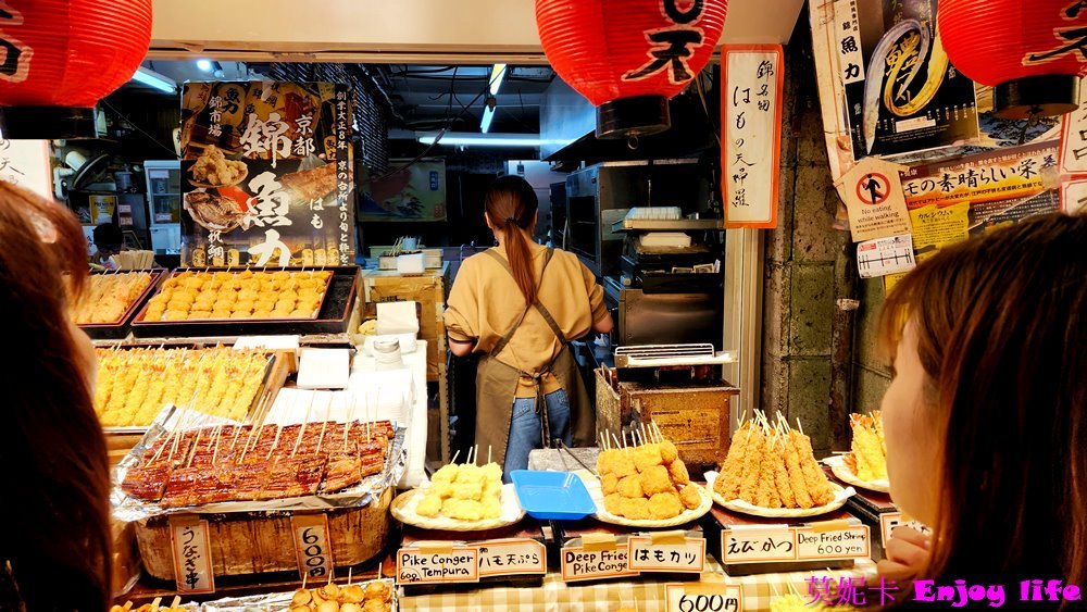 【京都景點】*京都錦市場商店街*，京都的廚房，販賣各種海鮮生鮮，醃製菜!!!有各種海鮮丼，烤鰻魚，田中雞卵，及串炸天婦羅美食!!!京都史努比茶屋就在錦市場內，大間又好逛，史努比控必來!!!再到錦天滿宮參拜學問之神!!