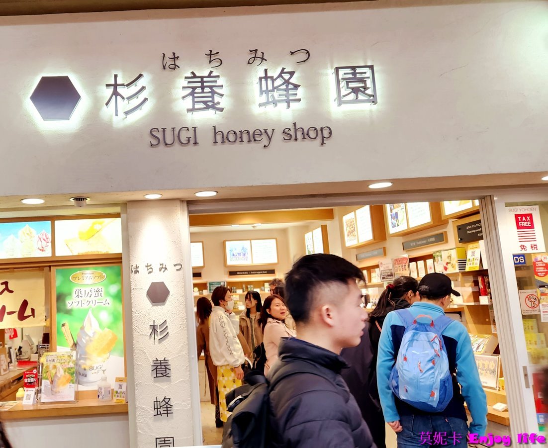 【京都景點】*京都錦市場商店街*，京都的廚房，販賣各種海鮮生鮮，醃製菜!!!有各種海鮮丼，烤鰻魚，田中雞卵，及串炸天婦羅美食!!!京都史努比茶屋就在錦市場內，大間又好逛，史努比控必來!!!再到錦天滿宮參拜學問之神!!