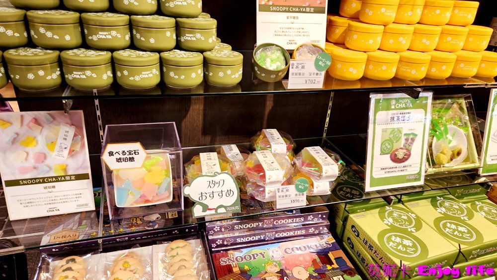【京都景點】*京都錦市場商店街*，京都的廚房，販賣各種海鮮生鮮，醃製菜!!!有各種海鮮丼，烤鰻魚，田中雞卵，及串炸天婦羅美食!!!京都史努比茶屋就在錦市場內，大間又好逛，史努比控必來!!!再到錦天滿宮參拜學問之神!!
