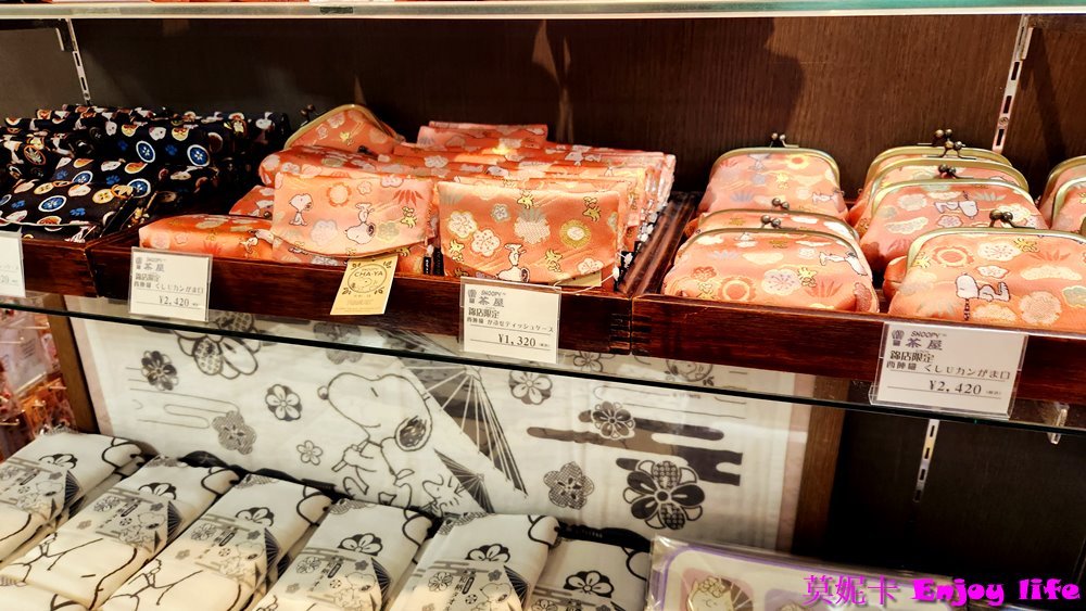 【京都景點】*京都錦市場商店街*，京都的廚房，販賣各種海鮮生鮮，醃製菜!!!有各種海鮮丼，烤鰻魚，田中雞卵，及串炸天婦羅美食!!!京都史努比茶屋就在錦市場內，大間又好逛，史努比控必來!!!再到錦天滿宮參拜學問之神!!