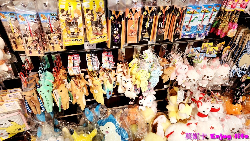 【京都奈良景點】*奈良公園*，裡面超多小鹿，旁邊有賣仙貝可以餵小鹿，吃仙貝前還會跟你點頭謝謝的有禮貌可愛奈良小鹿!!!除了餵小鹿還有好吃的冰淇淋跟可愛紀念品及名產可以買喔!!!