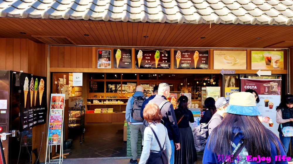【京都奈良景點】*奈良公園*，裡面超多小鹿，旁邊有賣仙貝可以餵小鹿，吃仙貝前還會跟你點頭謝謝的有禮貌可愛奈良小鹿!!!除了餵小鹿還有好吃的冰淇淋跟可愛紀念品及名產可以買喔!!!