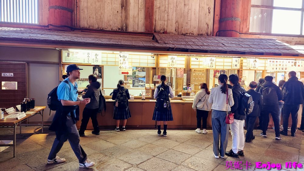 【京都奈良景點】*東大寺*，世界最大規模的木造建築，就在奈良公園旁，餵完小鹿來大佛殿參拜奈良大佛，參觀世界遺產東大寺!!!