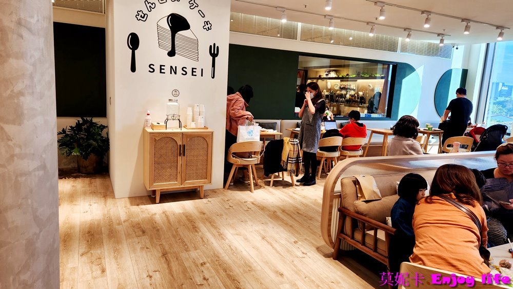 【高雄美食餐廳】*先生手作千層高雄義享店咖啡廳*,就在義享天地誠品內,擁有大片落地窗,環境明亮舒適,又有多種類超好吃千層蛋糕可媲美台南深藍!!!先生手作千層在高雄、台中、金門都有分店,可內用也可宅配千層蛋糕到家!!! 5 【高雄美食餐廳】*先生手作千層高雄義享店咖啡廳*,就在義享天地誠品內,擁有大片落地窗,環境明亮舒適,又有多種類超好吃千層蛋糕可媲美台南深藍!!!先生手作千層在高雄、台中、金門都有分店,可內用也可宅配千層蛋糕到家!!!
