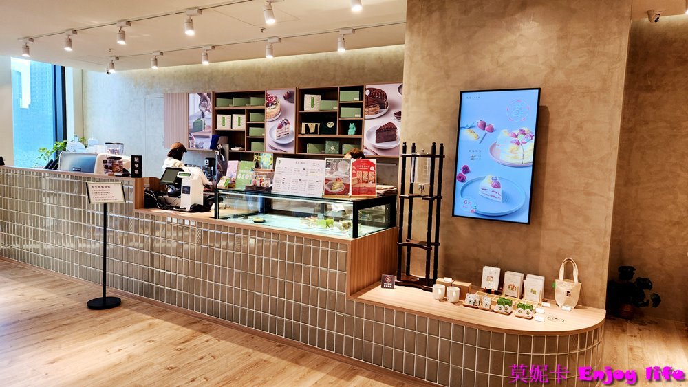 【高雄美食餐廳】*先生手作千層高雄義享店咖啡廳*,就在義享天地誠品內,擁有大片落地窗,環境明亮舒適,又有多種類超好吃千層蛋糕可媲美台南深藍!!!先生手作千層在高雄、台中、金門都有分店,可內用也可宅配千層蛋糕到家!!! 2 【高雄美食餐廳】*先生手作千層高雄義享店咖啡廳*,就在義享天地誠品內,擁有大片落地窗,環境明亮舒適,又有多種類超好吃千層蛋糕可媲美台南深藍!!!先生手作千層在高雄、台中、金門都有分店,可內用也可宅配千層蛋糕到家!!!