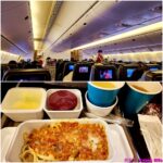 【國泰航空經濟艙】*台北飛大阪搭乘國泰航空波音777-300*，座位區及飛機餐介紹，餐點居然還附上哈根達斯haagen dazs冰淇淋耶!!!