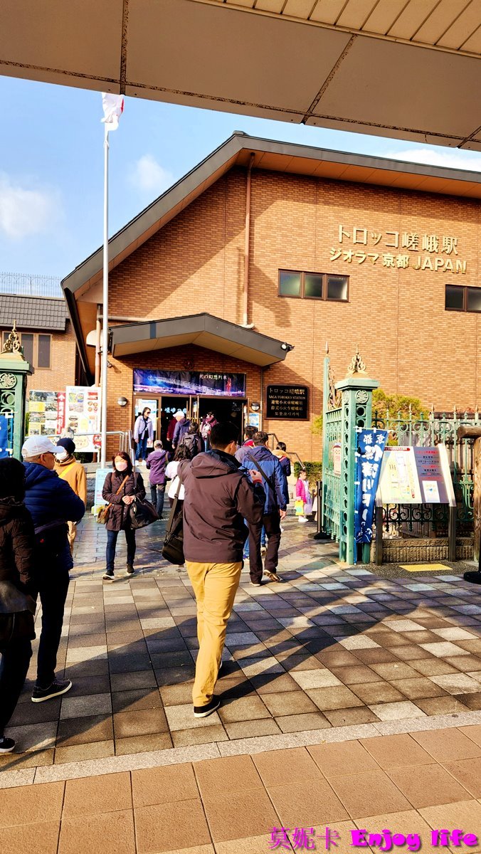 【京都嵐山景點美食一日遊】*嵐山行程攻略*,吃米其林美食鯛匠,逛Snoppy Chocalate京都嵐山店,走進竹林之道、龍山寺、野宮神社、嵐山公園渡月橋,來杯% Arabica人氣咖啡,逛逛嵐山商店街,最後坐上嵐山小火車遊覽保津川沿途風光!!! 52 【京都嵐山景點美食一日遊】*嵐山行程攻略*,吃米其林美食鯛匠,逛Snoppy Chocalate京都嵐山店,走進竹林之道、龍山寺、野宮神社、嵐山公園渡月橋,來杯% Arabica人氣咖啡,逛逛嵐山商店街,最後坐上嵐山小火車遊覽保津川沿途風光!!!