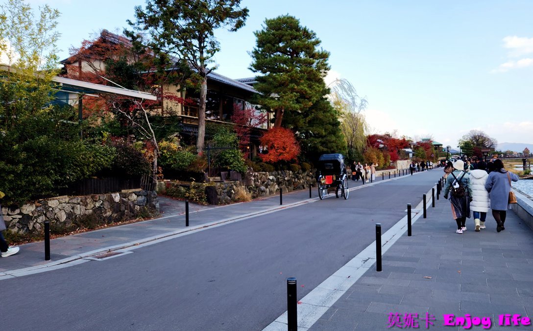 【京都嵐山景點美食一日遊】*嵐山行程攻略*,吃米其林美食鯛匠,逛Snoppy Chocalate京都嵐山店,走進竹林之道、龍山寺、野宮神社、嵐山公園渡月橋,來杯% Arabica人氣咖啡,逛逛嵐山商店街,最後坐上嵐山小火車遊覽保津川沿途風光!!! 41 【京都嵐山景點美食一日遊】*嵐山行程攻略*,吃米其林美食鯛匠,逛Snoppy Chocalate京都嵐山店,走進竹林之道、龍山寺、野宮神社、嵐山公園渡月橋,來杯% Arabica人氣咖啡,逛逛嵐山商店街,最後坐上嵐山小火車遊覽保津川沿途風光!!!