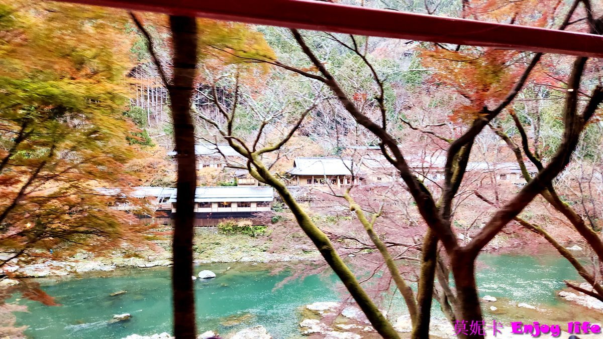【京都嵐山景點美食一日遊】*嵐山行程攻略*,吃米其林美食鯛匠,逛Snoppy Chocalate京都嵐山店,走進竹林之道、龍山寺、野宮神社、嵐山公園渡月橋,來杯% Arabica人氣咖啡,逛逛嵐山商店街,最後坐上嵐山小火車遊覽保津川沿途風光!!! 57 【京都嵐山景點美食一日遊】*嵐山行程攻略*,吃米其林美食鯛匠,逛Snoppy Chocalate京都嵐山店,走進竹林之道、龍山寺、野宮神社、嵐山公園渡月橋,來杯% Arabica人氣咖啡,逛逛嵐山商店街,最後坐上嵐山小火車遊覽保津川沿途風光!!!