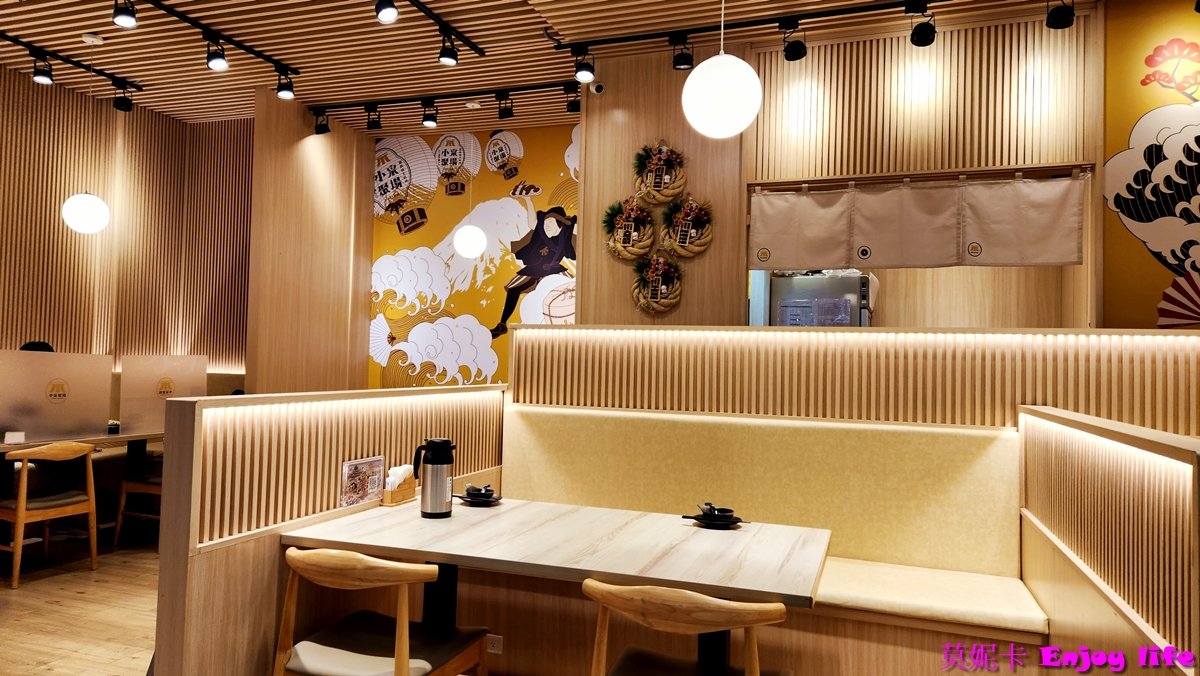 【高雄美食餐廳】*小泉聚場義享天地店*，義享天地日式餐廳，有刺身，壽司，豆腐鍋，朴葉燒，炸物，串燒等各種日式餐點，還有小菜跟雞湯可以無限續，個人最愛石燒越光飯!!!