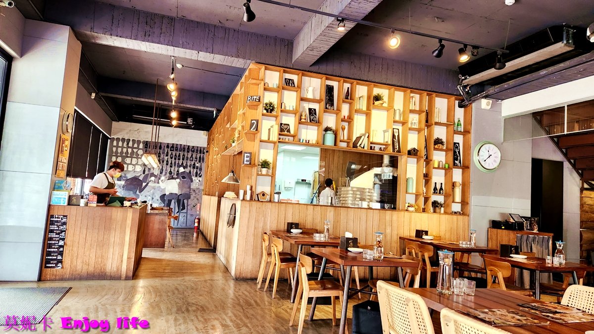 【台南美食餐廳】*薄多義 台南崇學店*,台南東區人氣義式餐廳,有2種口味好吃的雙拼披薩,還有各種義式料理!!! 3 【台南美食餐廳】*薄多義 台南崇學店*,台南東區人氣義式餐廳,有2種口味好吃的雙拼披薩,還有各種義式料理!!!