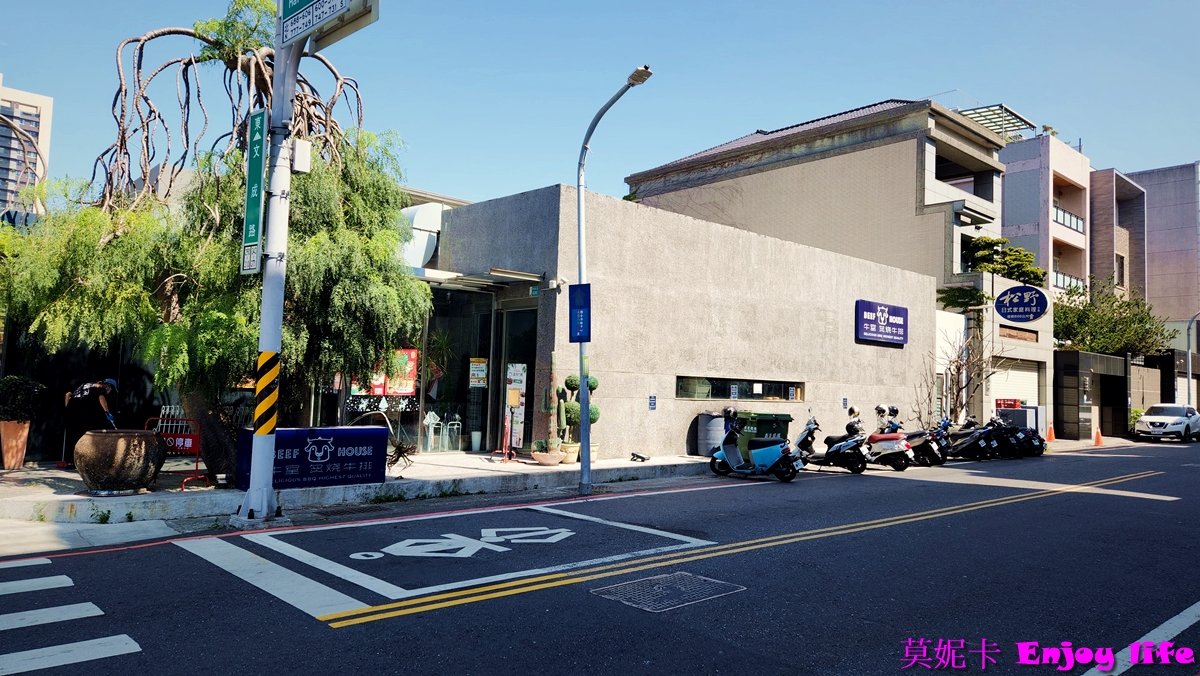 【台南美食餐廳】*牛室炙燒牛排Beefhouse 台南海安店*，台南北區牛排館，Costco附近，平日午餐只要點299豬排就附免費吃到飽自助吧，牛排鮮嫩，自助沙拉吧還有超好吃的現做現烤披薩!(2024年二訪)