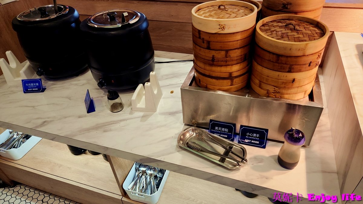 【台南美食餐廳】*牛室炙燒牛排Beefhouse 台南海安店*，台南北區牛排館，Costco附近，平日午餐只要點299豬排就附免費吃到飽自助吧，牛排鮮嫩，自助沙拉吧還有超好吃的現做現烤披薩!(2024年二訪)