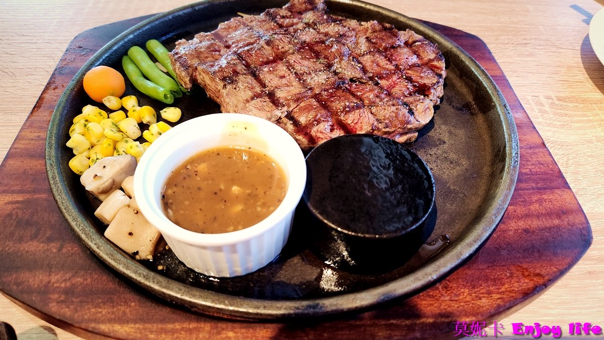 【台南美食餐廳】*牛室炙燒牛排Beefhouse 台南海安店*，台南北區牛排館，Costco附近，平日午餐只要點299豬排就附免費吃到飽自助吧，牛排鮮嫩，自助沙拉吧還有超好吃的現做現烤披薩!(2024年二訪)