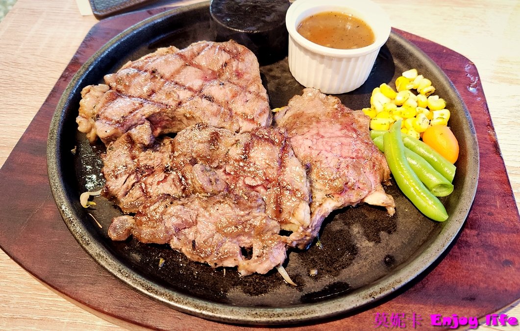 【台南美食餐廳】*牛室炙燒牛排Beefhouse 台南海安店*，台南北區牛排館，Costco附近，平日午餐只要點299豬排就附免費吃到飽自助吧，牛排鮮嫩，自助沙拉吧還有超好吃的現做現烤披薩!(2024年二訪)