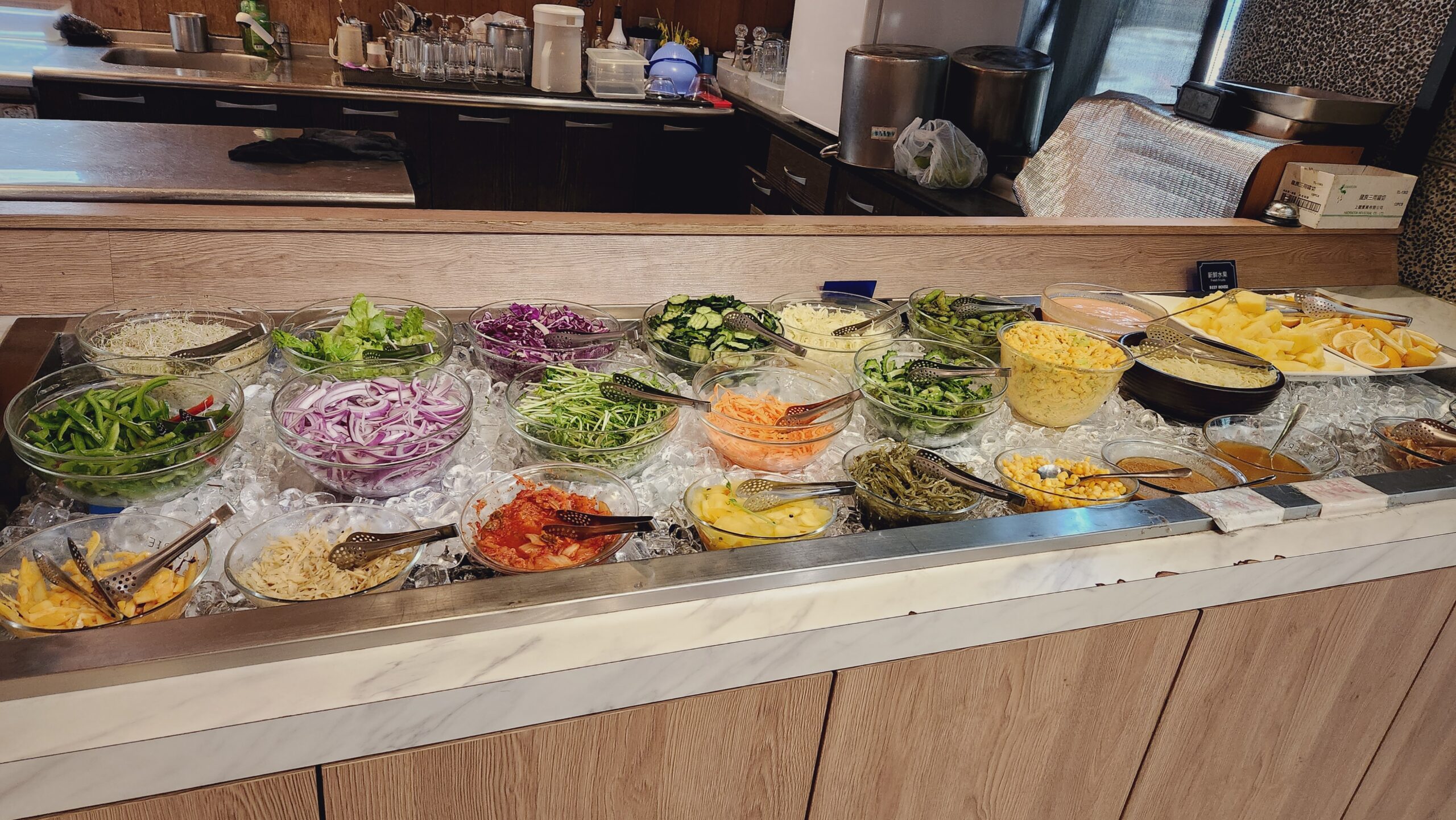 【台南美食餐廳】*牛室炙燒牛排Beefhouse 台南海安店*，台南北區牛排館，Costco附近，平日午餐只要點299豬排就附免費吃到飽自助吧，牛排鮮嫩，自助沙拉吧還有超好吃的現做現烤披薩!(2024年二訪)