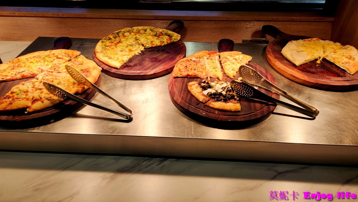 【台南美食餐廳】*牛室炙燒牛排Beefhouse 台南海安店*，台南北區牛排館，Costco附近，平日午餐只要點299豬排就附免費吃到飽自助吧，牛排鮮嫩，自助沙拉吧還有超好吃的現做現烤披薩!(2024年二訪)