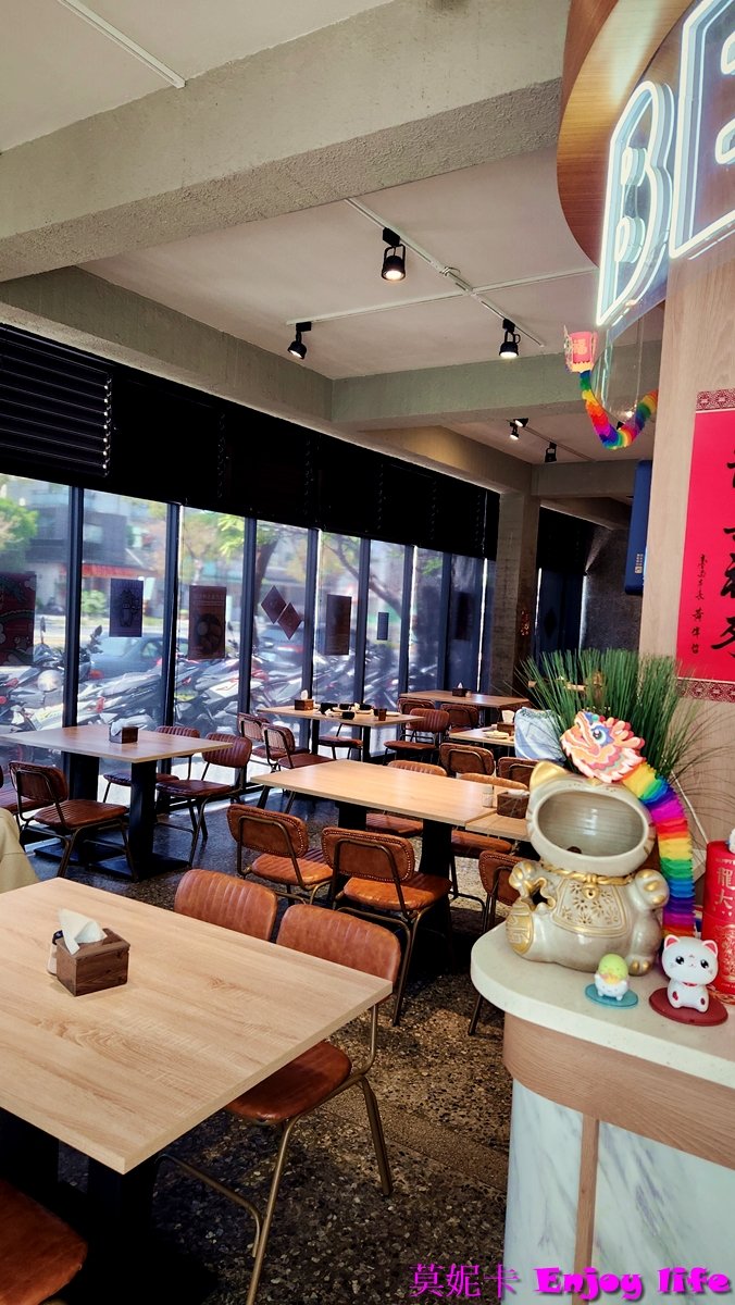 【台南美食餐廳】*牛室炙燒牛排Beefhouse 台南海安店*，台南北區牛排館，Costco附近，平日午餐只要點299豬排就附免費吃到飽自助吧，牛排鮮嫩，自助沙拉吧還有超好吃的現做現烤披薩!(2024年二訪)