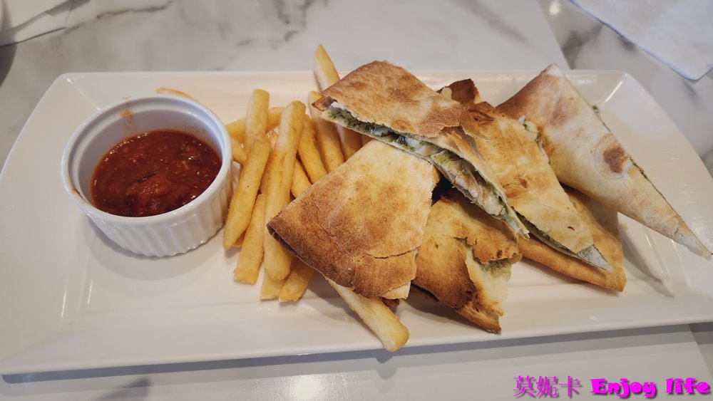 【台南美食餐廳】*Mövenpick Café-莫凡彼台南南紡店*，不只賣好吃的冰淇淋還有販賣各種異國美食的咖啡館，有儀式感的套餐，適合聚餐跟下午茶!(2024年二訪更新)