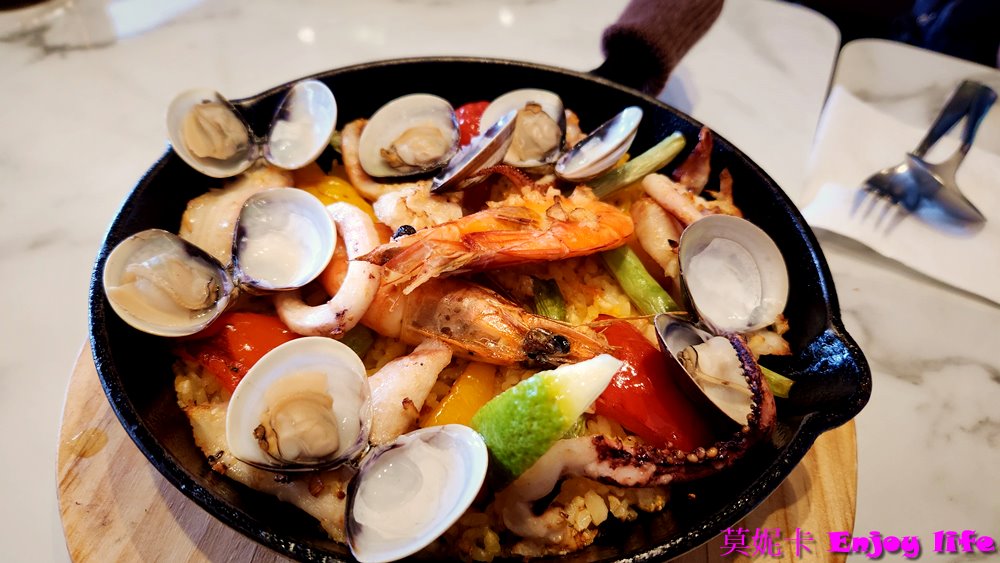 【台南美食餐廳】*Mövenpick Café-莫凡彼台南南紡店*，不只賣好吃的冰淇淋還有販賣各種異國美食的咖啡館，有儀式感的套餐，適合聚餐跟下午茶!(2024年二訪更新)