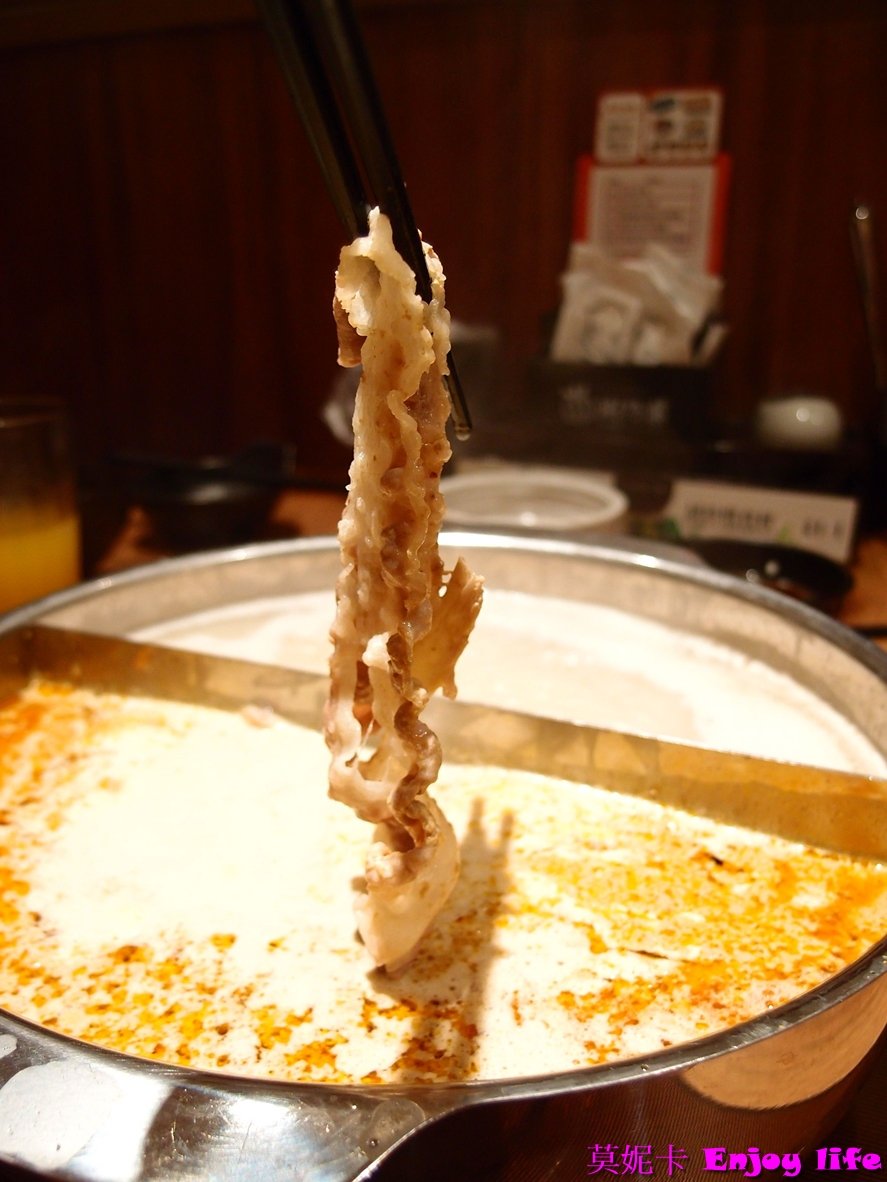 【台南美食餐廳】*涮乃葉 台南三井店*涮涮鍋餐廳,在台南三井Outlet 2F 有安格斯牛,和牛吃到飽,肉質鮮嫩好吃,還有新鮮蔬菜跟好吃的關廟麵!!! 15 【台南美食餐廳】*涮乃葉 台南三井店*涮涮鍋餐廳,在台南三井Outlet 2F 有安格斯牛,和牛吃到飽,肉質鮮嫩好吃,還有新鮮蔬菜跟好吃的關廟麵!!!