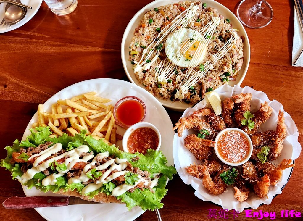 【宿霧薄荷島攻略餐廳美食】*薄荷島美食餐廳推薦懶人包*，Ubeco網美餐廳有好吃的創意料理，Molly Bistro外表酷炫的南洋風網美餐廳，可以看海景的The Buzz Cafe，菲版麥當勞Jollibee 快樂蜂速食餐廳，及LO CALE茶館好喝的經典珍奶!!!