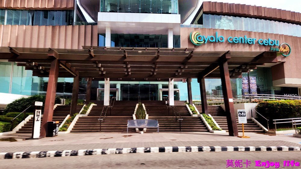 【宿霧景點】*阿亞拉宿霧購物中心Ayala Center Cebu Mall*，可以換匯，還有超市可以買各式伴手禮跟芒果乾，也有珍珠奶茶跟好吃的Kuya J菲律賓餐廳，逛到迷路的超大又漂亮Shopping mall !!!