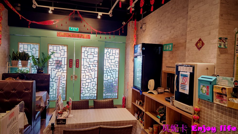 【台南美食餐廳】*英倫港式餐廳*，家齊高中附近，有港式點心，波蘿油，還有煲仔飯等，藝人黃秋生也來吃過的英倫風港式餐廳!!!