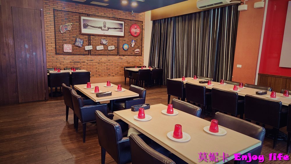【台南美食餐廳】*8818 Pizza Restaurant比薩屋健康店 *，台南老字號Pizza炸雞餐廳，炸雞多汁好吃，還有各種pizza跟義大利麵!!!(已搬到南門路)
