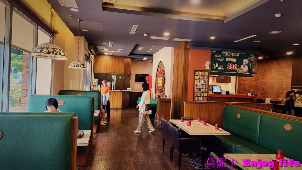 【台南美食餐廳】*8818 Pizza Restaurant比薩屋健康店 *，台南老字號Pizza炸雞餐廳，炸雞多汁好吃，還有各種pizza跟義大利麵!!!(已搬到南門路)