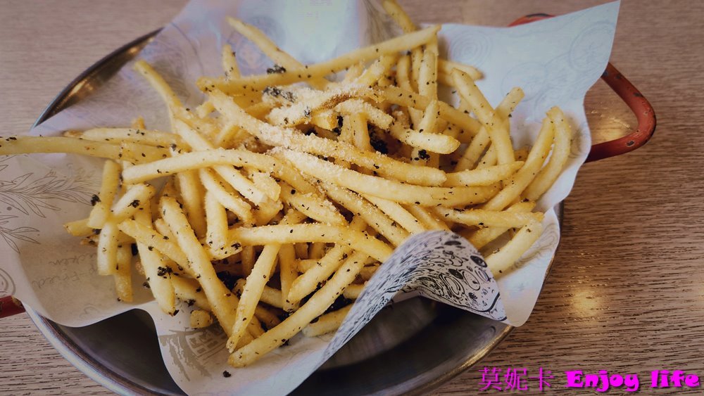 【台南美食餐廳】*8818 Pizza Restaurant比薩屋健康店 *，台南老字號Pizza炸雞餐廳，炸雞多汁好吃，還有各種pizza跟義大利麵!!!(已搬到南門路)