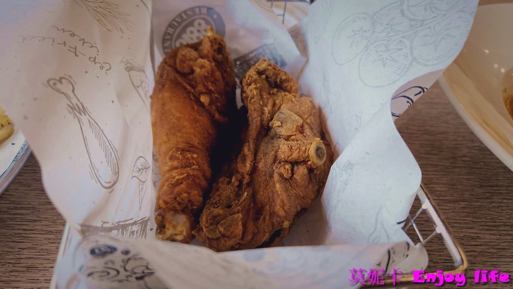 【台南美食餐廳】*8818 Pizza Restaurant比薩屋健康店 *，台南老字號Pizza炸雞餐廳，炸雞多汁好吃，還有各種pizza跟義大利麵!!!(已搬到南門路)