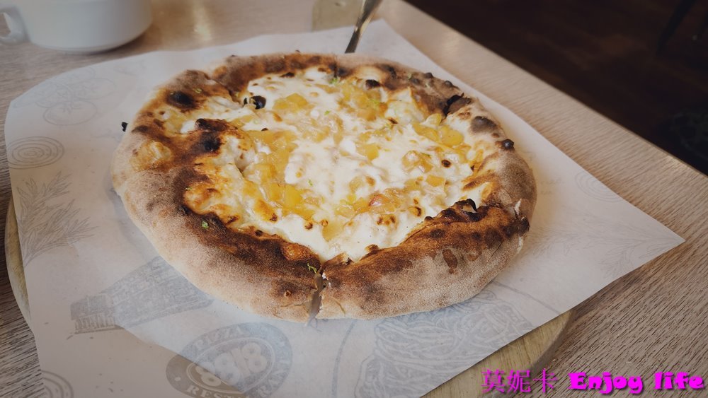 【台南美食餐廳】*8818 Pizza Restaurant比薩屋健康店 *，台南老字號Pizza炸雞餐廳，炸雞多汁好吃，還有各種pizza跟義大利麵!!!(已搬到南門路)