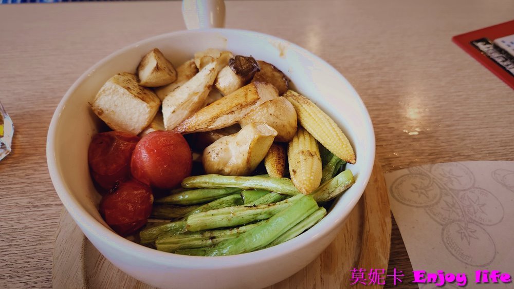 【台南美食餐廳】*8818 Pizza Restaurant比薩屋健康店 *，台南老字號Pizza炸雞餐廳，炸雞多汁好吃，還有各種pizza跟義大利麵!!!(已搬到南門路)