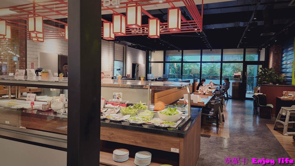 【台南美食餐廳】*橫濱牛排 台南三井店*，在台南三井Outlet 2F，有各種排餐跟義大利麵，還有附自助沙拉吧，最推沙拉吧的咖哩飯跟湯品!!!