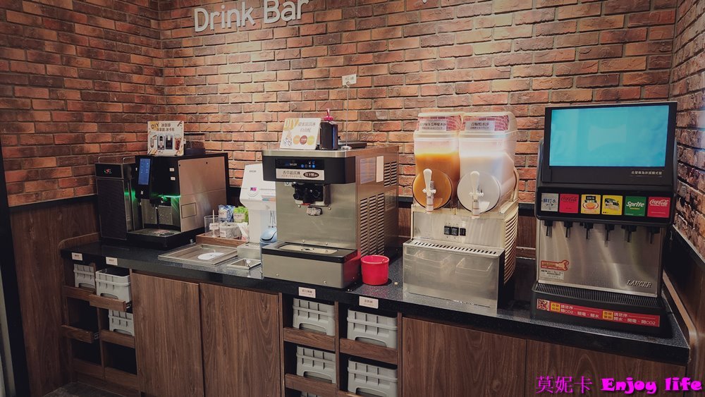 【台南美食餐廳】*橫濱牛排 台南三井店*，在台南三井Outlet 2F，有各種排餐跟義大利麵，還有附自助沙拉吧，最推沙拉吧的咖哩飯跟湯品!!!