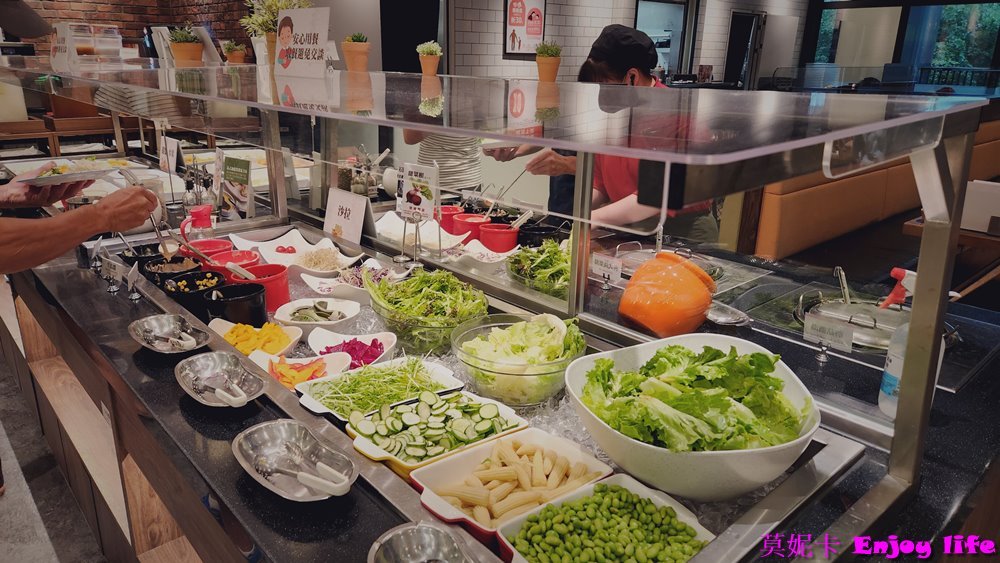 【台南美食餐廳】*橫濱牛排 台南三井店*，在台南三井Outlet 2F，有各種排餐跟義大利麵，還有附自助沙拉吧，最推沙拉吧的咖哩飯跟湯品!!!