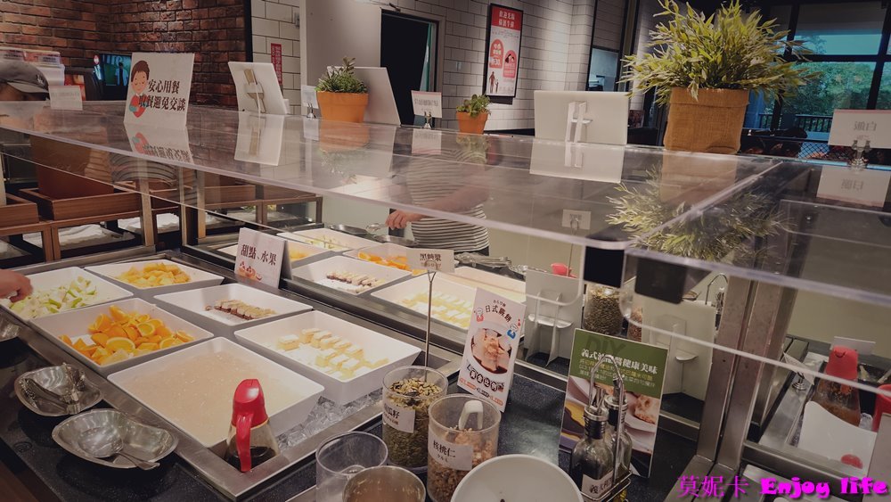 【台南美食餐廳】*橫濱牛排 台南三井店*，在台南三井Outlet 2F，有各種排餐跟義大利麵，還有附自助沙拉吧，最推沙拉吧的咖哩飯跟湯品!!!