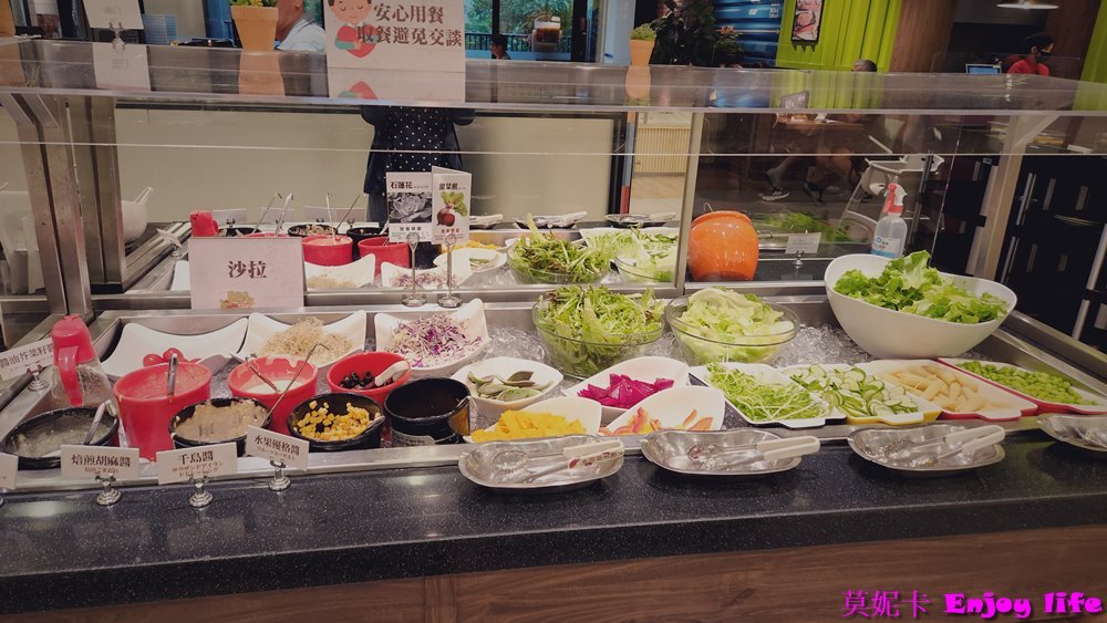 【台南美食餐廳】*橫濱牛排 台南三井店*，在台南三井Outlet 2F，有各種排餐跟義大利麵，還有附自助沙拉吧，最推沙拉吧的咖哩飯跟湯品!!!