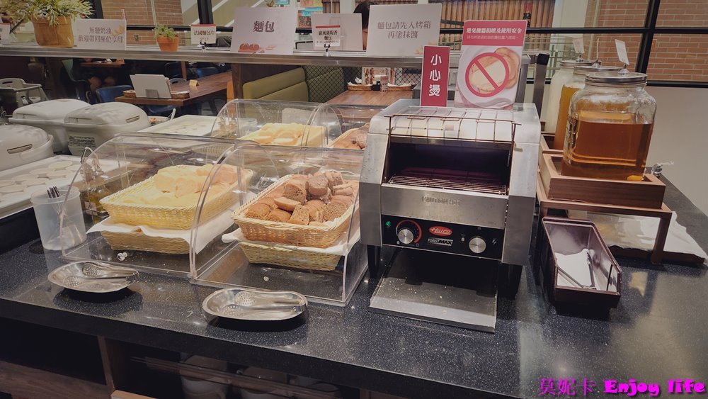 【台南美食餐廳】*橫濱牛排 台南三井店*，在台南三井Outlet 2F，有各種排餐跟義大利麵，還有附自助沙拉吧，最推沙拉吧的咖哩飯跟湯品!!!